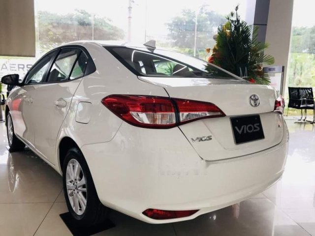 Cần bán Toyota Vios sản xuất 2019, màu trắng 