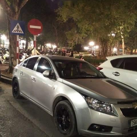 Bán Chevrolet Cruze năm sản xuất 2010, màu bạc chính chủ