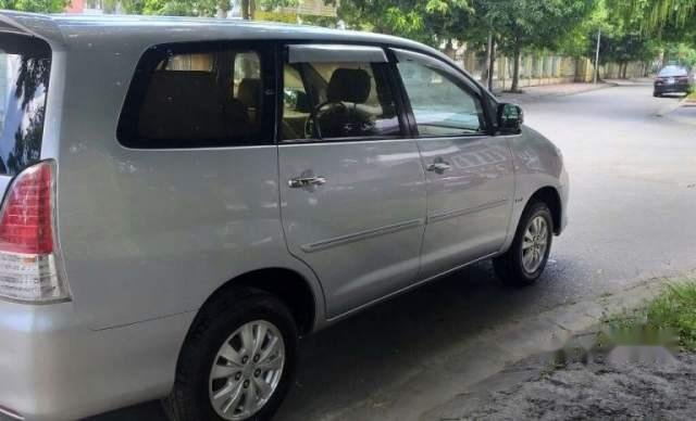 Bán gấp Toyota Innova G sản xuất 2011, màu bạc còn mới  