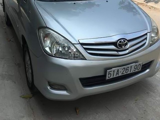 Bán Toyota Innova màu bạc, đời 2011, số sàn