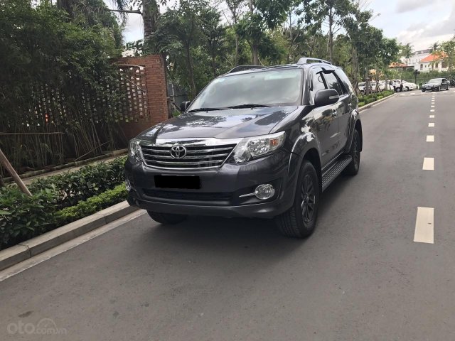 Bán Toyota Fortuner 2016 tự động, màu xám chì, xe gia đình chính chủ0