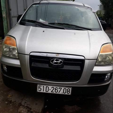 Gia đình bán Hyundai Starex 2004, màu bạc, xe nhập0