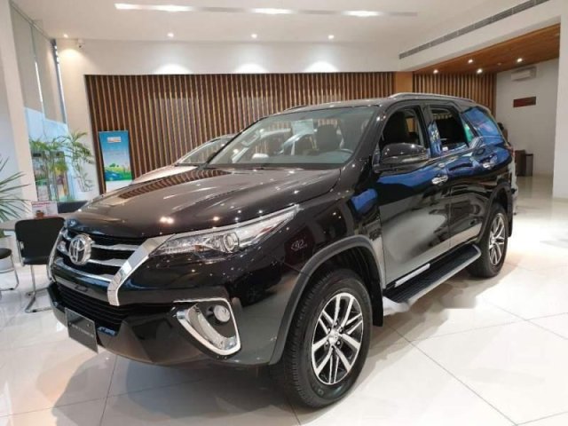 Bán ô tô Toyota Fortuner 2019, màu đen, xe nhập0