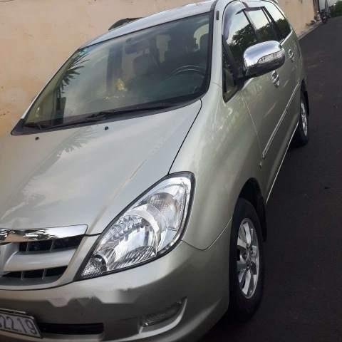 Gia đình bán xe Toyota Innova đời 2008, màu bạc0