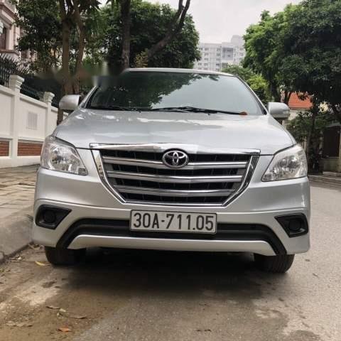 Bán Toyota Innova E đời 2015, màu bạc, chính chủ 