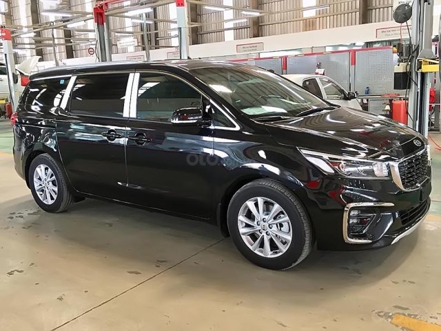 Bán xe Kia Sedona Platinum G đời 2018, màu đen0