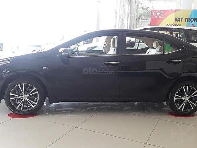 Cần bán Toyota Corolla altis 1.8G AT sản xuất 2019, màu đen0