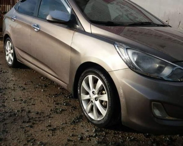 Cần bán Hyundai Accent đời 2011, màu xám