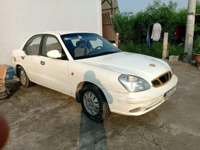 Cần bán lại xe Daewoo Nubira MT đời 2002, màu trắng, tiết kiệm xăng, máy mạnh0