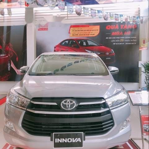 Cần bán xe Toyota Innova năm sản xuất 2019, màu bạc, 726tr0