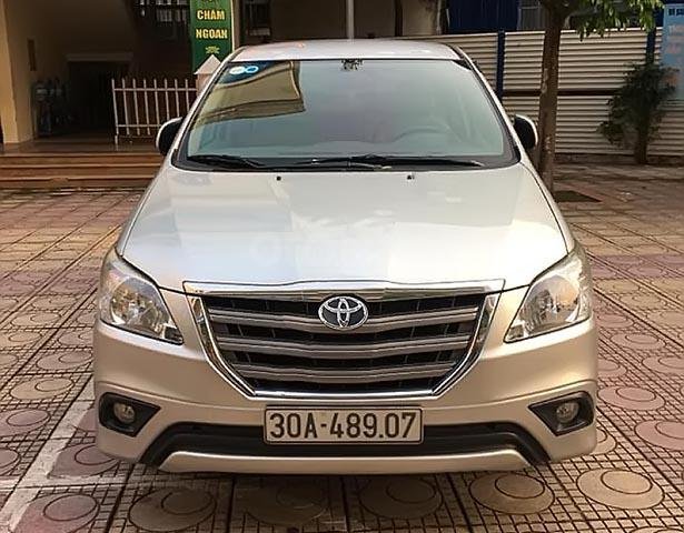 Bán Toyota Innova G năm sản xuất 2014, màu bạc xe gia đình 