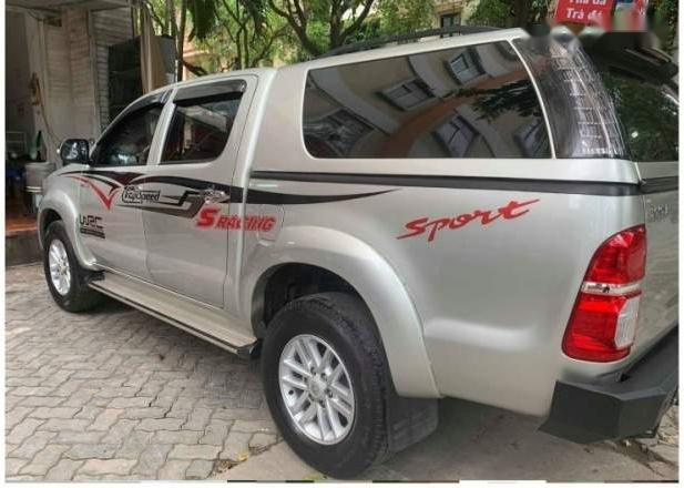 Bán xe Toyota Hilux 2015, số sàn, máy dầu