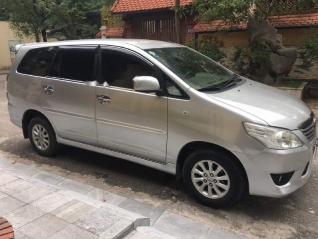 Bán chiếc xe Innova 2.0E màu bạc, Sx cuối năm 2014, chính chủ nhà tôi đi từ đầu