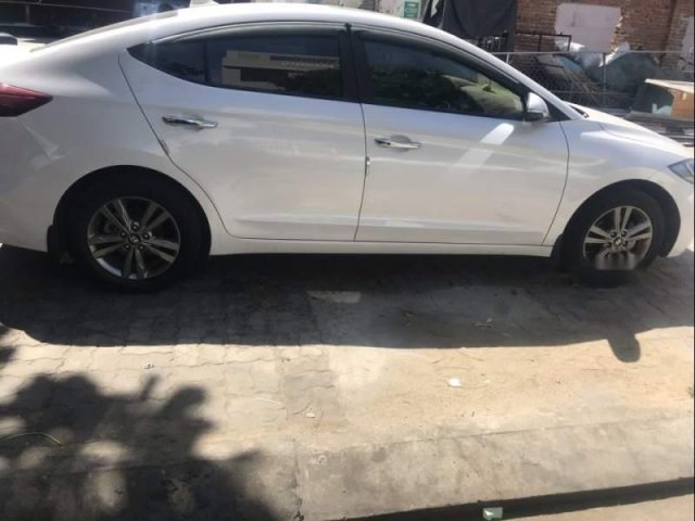 Mình cần bán Elantra 1.6 AT, màu trắng, 5 chỗ