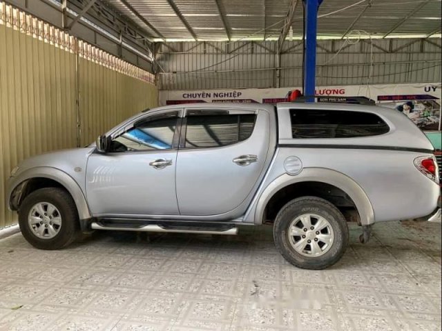 Bán Mitsubishi Triton. Năm sản xuất 2010, màu bạc, nhập khẩu, đăng ký 2010