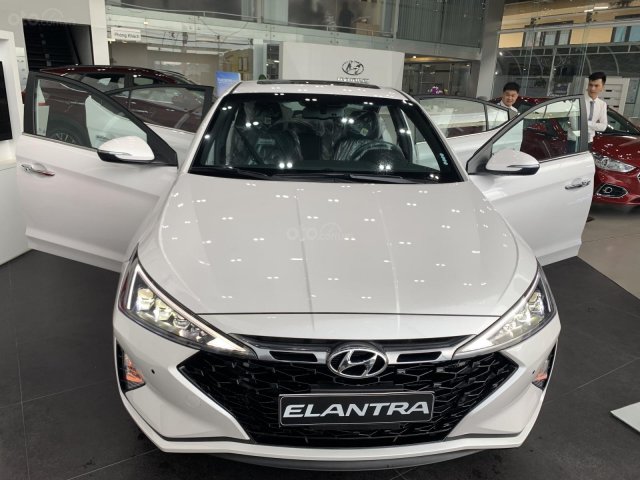 Bán Hyundai Elantra đời 2019, màu trắng, 590tr0