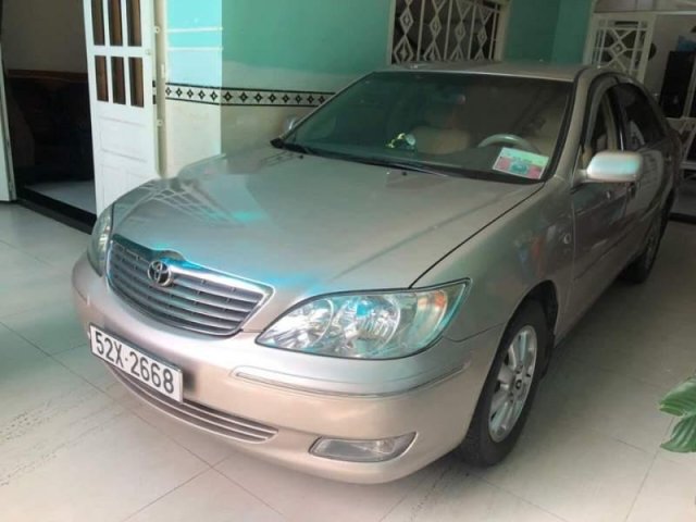 Bán Toyota Camry 2.4 năm 2004, màu vàng cát, số sàn, 325tr0