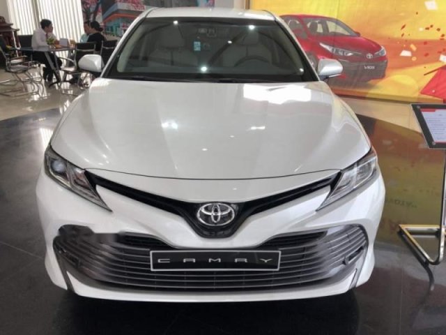 Cần bán xe Toyota Camry 2.0G đời 2019, màu trắng, nhập khẩu nguyên chiếc