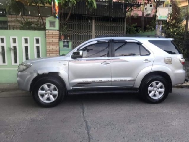 Bán ô tô Toyota Fortuner năm 2011, màu bạc0