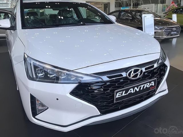 Bán xe Hyundai Elantra Sport 1.6 AT sản xuất năm 2019, màu trắng0