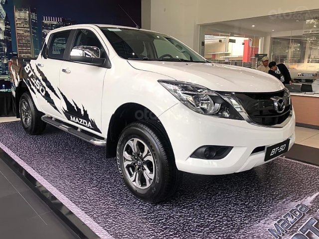 Bán Mazda BT 50 sản xuất năm 2017, màu trắng, xe nhập 