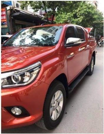 Bán Toyota Hilux đời 2017, màu đỏ còn mới