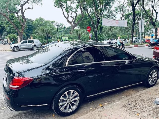 Cần bán lại xe Mercedes E200 đời 2018, màu đen