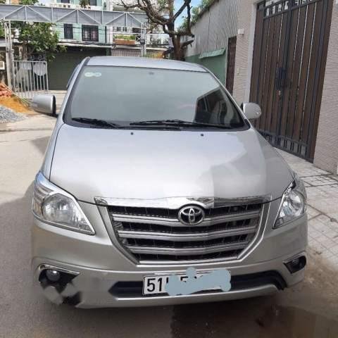 Cần bán Toyota Innova 2.0E 2015, màu bạc0