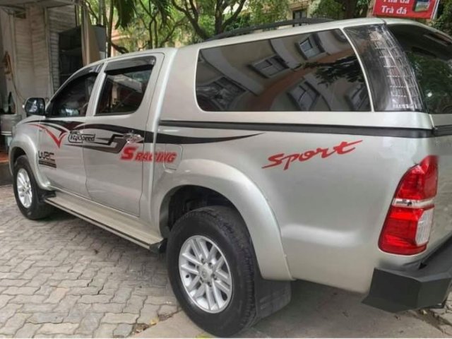 Cần bán gấp Toyota Hilux năm sản xuất 2012, màu bạc còn mới, giá tốt