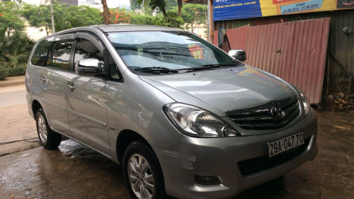 Cần bán xe Toyota Innova 2.0 AT năm 2010, màu bạc xe gia đình