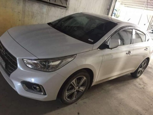 Cần bán Hyundai Accent 1.4AT 2018, màu trắng, giá 520tr