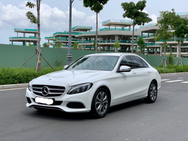 Cần bán Mercedes C200 2018, màu trắng /kem hộp số 9 cấp, loa bumaster0