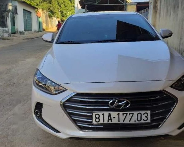 Cần bán Hyundai Elantra năm sản xuất 2018, màu trắng như mới