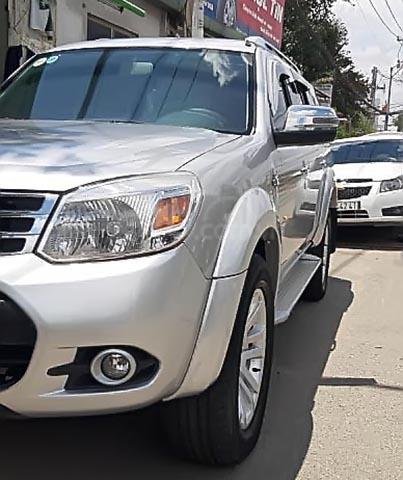 Bán Ford Everest 2.5L 4x2 MT 2014, màu bạc, xe còn rất đẹp0