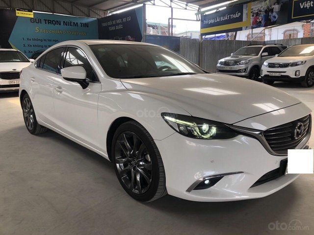 Cần bán Mazda 6 Premium 2.5AT, đời 2017, màu trắng, xe gia đình ít đi0