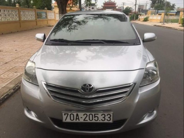 Bán Toyota Vios đời 2011, màu bạc số sàn, máy êm0