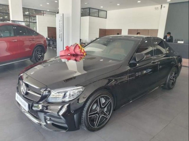 Bán Mercedes C300 AMG sản xuất 2019, màu đen, chính chủ