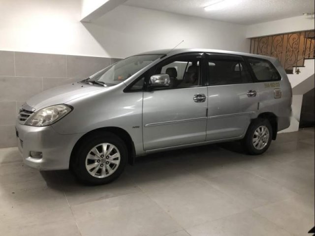 Cần bán xe Toyota Innova đời 2011, màu bạc, giá tốt0