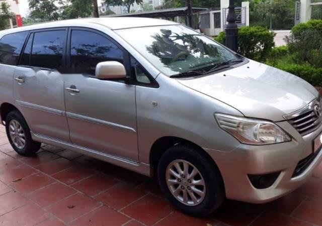 Cần bán gấp Toyota Innova E đời 2013, màu bạc còn mới, 470tr0