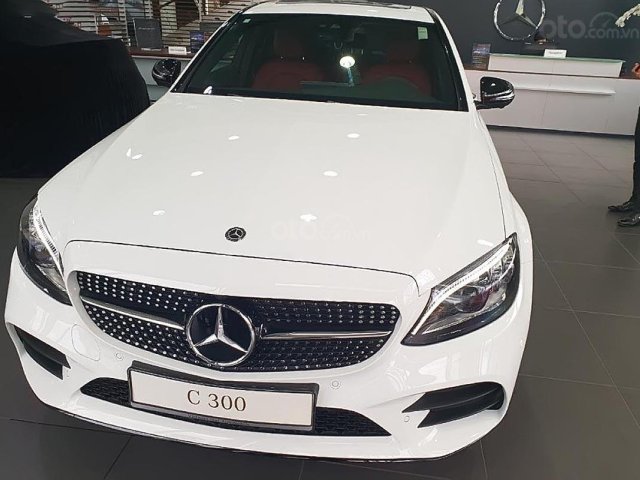 Cần bán Mercedes C300 AMG đời 2019, màu trắng0