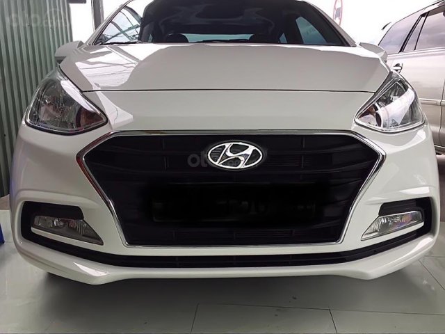 Bán Hyundai Grand i10 2017, màu trắng xe gia đình