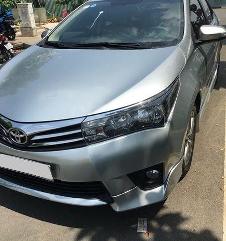 Cần bán xe Toyota Altis sx 2015, số sàn màu bạc, đi 43.000 km0