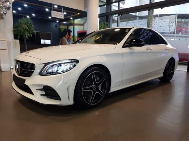 Bán xe Mercedes C300 sản xuất 2019, màu trắng0