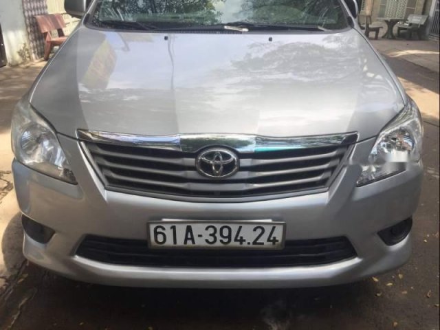 Cần bán gấp Toyota Innova 2.0 đời 2013, màu bạc, xe gia đình0