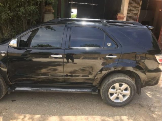 Cần bán xe Toyota Fortuner sản xuất năm 2011, màu đen còn mới giá cạnh tranh0