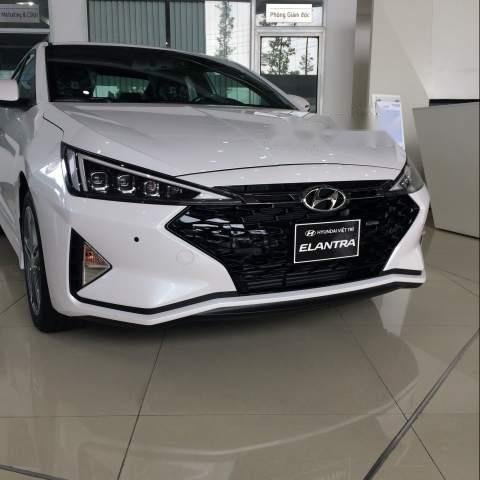 Cần bán xe Hyundai Elantra năm sản xuất 2019, màu trắng 0