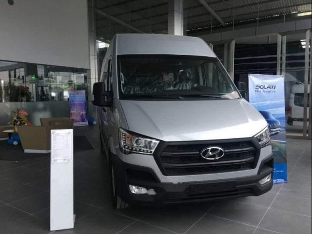 Bán Hyundai Solati 2019 bạc có sẵn giao ngay, kèm quà tặng0