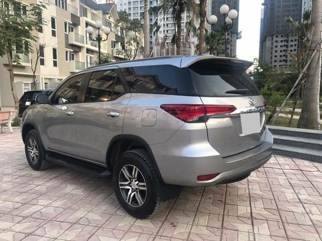 Xe Toyota Fortuner sản xuất năm 2018, màu bạc xe gia đình