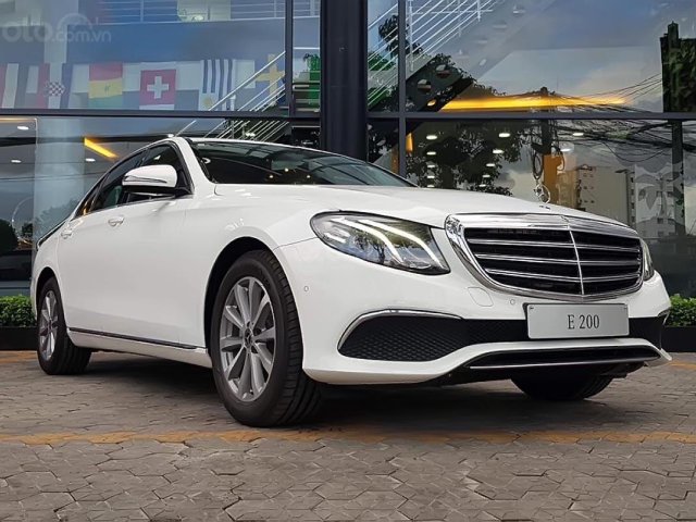 Bán ô tô Mercedes E200 sản xuất năm 2019, màu trắng0