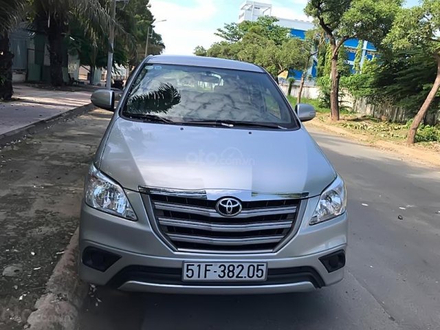 Cần bán xe Toyota Innova 2.0E đời 2015, màu bạc chính chủ